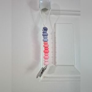 🌼$2 Bella Tunna Pacifier Clip